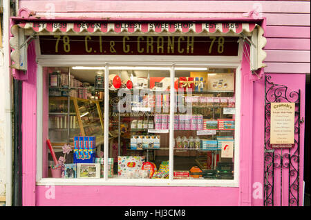 La pâtisserie Cranch, Salcombe,la plus ancienne dans le Devonshire,avec les propriétaires Angela Carter(verres), Suzanne Harris et Peter employé Répondre Banque D'Images