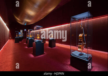 Le "Coffre à Trésor" au musée du violon à Crémone, en Lombardie, Italie, galerie d'anciens instruments à cordes par Stradivari, Amati, Guarneri et Banque D'Images