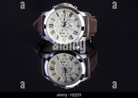 Men's watch avec brown leather sur fond noir. Banque D'Images