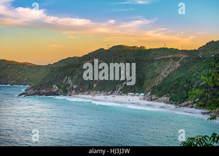 Au coucher du soleil et de plages cristallines turquoise Pontal do Atalaia, Arraial do Cabo, Rio de Janeiro, Brésil. Banque D'Images