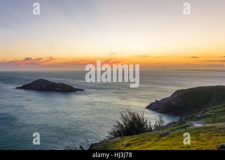 Au coucher du soleil et de plages cristallines turquoise Pontal do Atalaia, Arraial do Cabo, Rio de Janeiro, Brésil. Banque D'Images