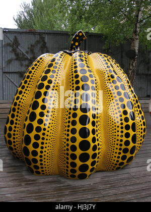 Grande citrouille jaune par Yayoi Kusama sur le patio de Victoria Miro Art Gallery de Londres un jour de pluie, 25 juillet 2009 Banque D'Images