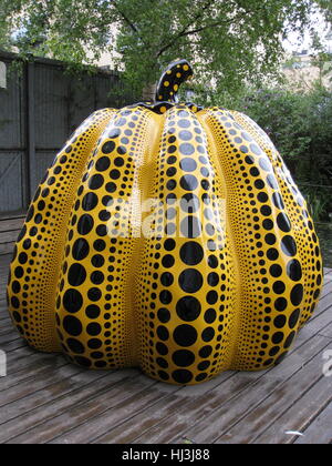 Yayoi Kusama's giant pumpkin jaune et noir sur le patio de Victoria Miro Art Gallery de Londres, le 25 juillet 2009. Banque D'Images