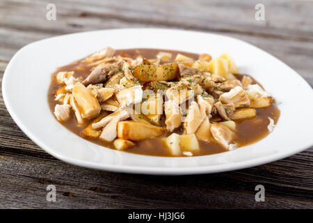 La poutine Québec poulet sauce préparée avec le caillé et le poulet frit Banque D'Images