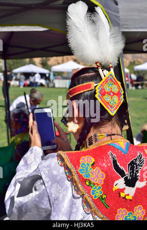 Navajo Native American Indian woman à Prescott Inter-tribal Pow Wow Arizona contrôle cell phone Banque D'Images