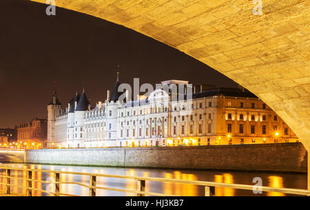 Conciergerie château situé sur l'ouest de l'Ile de la Cite maintenant utilisé pour les cours de justice.Des centaines de prisonniers au cours de la Révolution française ont été prises fr Banque D'Images