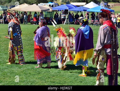 Les Indiens Navahos entrant dans le port de costumes de cérémonie traditionnelle de danse à Prescott Inter-tribal Arizona Pow Wow Banque D'Images