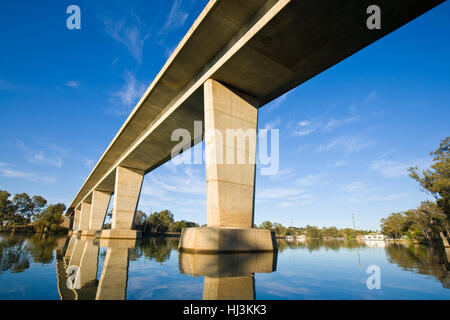 Faible niveau photo de la George Chaffey, pont enjambant la rivière Murray, entre la ville victorienne de Mildura et Gol Gol Banque D'Images