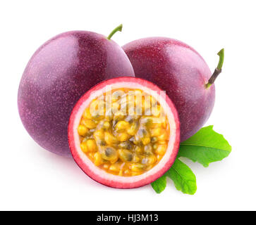 Maracuya isolés. Ensemble de deux fruits de la passion et demi isolé sur fond blanc avec clipping path Banque D'Images