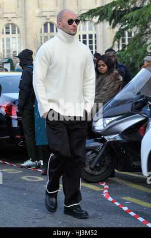 Paris, France. 21 Jan, 2017. Milan Vukmirovic est vu en arrivant chez Dior Fashion Show au cours de la Fashion Week de Paris Crédit : Gaetano Piazzolla/Pacific Press/Alamy Live News Banque D'Images