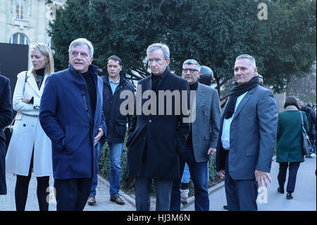 Paris, France. 21 Jan, 2017. (À partir de LtoR) Chef de Dior, Sidney Toledano, propriétaire de groupe de luxe LVMH Bernard Arnault sont vus arriver chez Dior Fashion Show au cours de la Fashion Week de Paris Crédit : Gaetano Piazzolla/Pacific Press/Alamy Live News Banque D'Images