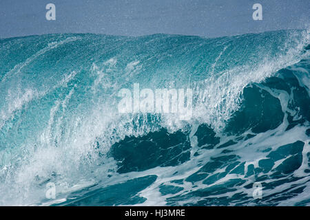 Vague de concassage à Waimea Bay, North Shore, Oahu, Hawaii, USA Banque D'Images