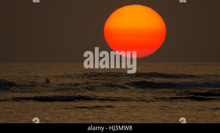 Coucher de soleil sur Ala Moana Beach, Honolulu, Oahu, Hawaii, USA Banque D'Images