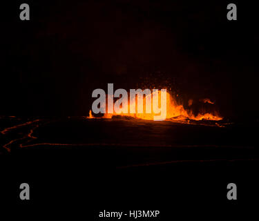 Explosion de lave actives à l'intérieur du cratère Halemaumau la nuit, Kilauea Volcano, Volcanoes National Park, Hawaii, USA Banque D'Images