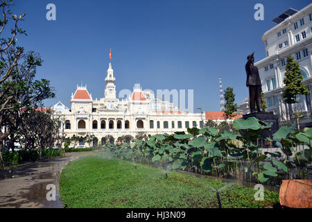 Le président Ho Chi Minh statue sur la place en face de l'Hôtel de Ville d'Ho Chi Minh, Vietnam Banque D'Images