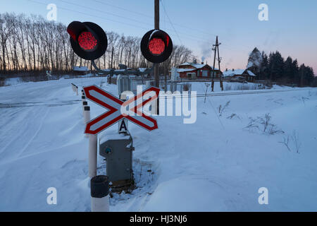 Feux stop rouge et panneau routier à railroad crossing. Ostashkovskiy district, oblast de Tver, en Russie, en janvier 2017. Banque D'Images