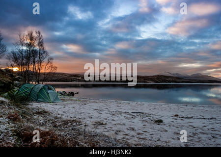 Camping à distance sur Rannoch Moor, adjacent à l'Écosse Loch Laidon sur un hivers très froids jour/nuit. Banque D'Images