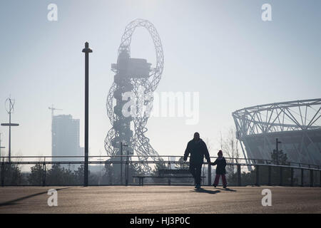 L'orbite d'ArcelorMittal et de l'attraction London Stadium au Queen Elizabeth Olympic Park à Stratford, l'Est de Londres. La London Legacy Development Corporation a établi un plan ambitieux visant à régénérer la zone autour du site des Jeux Olympiques de 2012, la création d'un mélange d'habitations, locaux professionnels et équipements publics. Banque D'Images