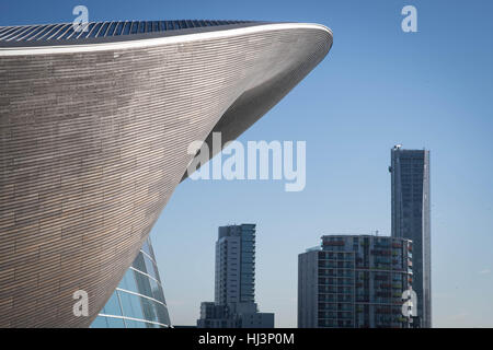 Nouveau tour de blocs vu de l'Aquatics Centre de Londres au Queen Elizabeth Olympic Park à Stratford, l'Est de Londres. La London Legacy Development Corporation a établi un plan ambitieux visant à régénérer la zone autour du site des Jeux Olympiques de 2012, la création d'un mélange d'habitations, locaux professionnels et équipements publics. Banque D'Images