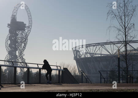 L'orbite d'ArcelorMittal et de l'attraction London Stadium au Queen Elizabeth Olympic Park à Stratford, l'Est de Londres. La London Legacy Development Corporation a établi un plan ambitieux visant à régénérer la zone autour du site des Jeux Olympiques de 2012, la création d'un mélange d'habitations, locaux professionnels et équipements publics. Banque D'Images