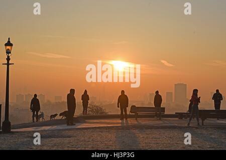 Un air voyage sur Primrose Hill à Londres, comme certaines zones rurales devraient voir les bas de moins 7C (19.4F), comme l'hiver se poursuit, selon les prévisionnistes. Banque D'Images