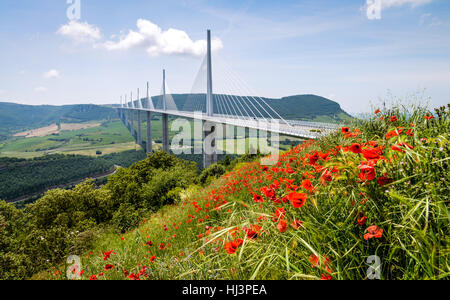 Viaduc de Millau, pont à haubans qui enjambe la vallée du Tarn près de Millau dans le sud de France Photographe Fraser Band 07984163 2 Banque D'Images