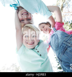 Groupe d'enfants souriants à la caméra en bas Banque D'Images