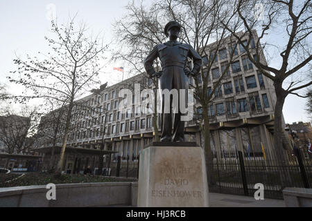 Vue générale de l'ambassade des États-Unis d'Amérique à Londres, où les manifestations ont eu lieu hier, Comme Theresa May a insisté pour être une femme Premier ministre et la première dirigeante étrangère à rencontrer Donald Trump depuis son investiture sera la « plus grande déclaration » qu'elle peut faire sur le rôle des femmes dans le monde. Banque D'Images