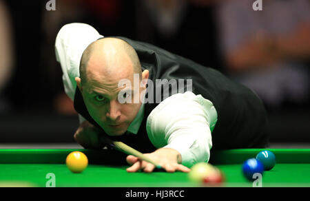 Joe Perry en action contre Ronnie O'Sullivan pendant huit jours du Dafabet Masters à Alexandra Palace, Londres. Banque D'Images