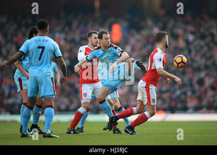 Burnley's Ashley Barnes (centre) et l'arsenal Shkodran Mustafi (à droite) bataille pour la balle durant le match en Premier League à l'Emirates Stadium, Londres. Banque D'Images