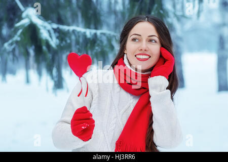 Portrait d'hiver fille avec coeur Banque D'Images