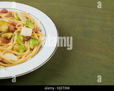 Style Italien et la pancetta alimentaire pâtes linguine aux choux de bruxelles Banque D'Images