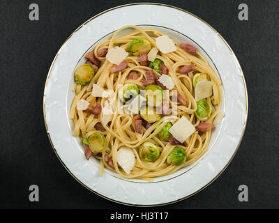 Style Italien et la Pancetta alimentaire pâtes linguine aux choux de Bruxelles Banque D'Images