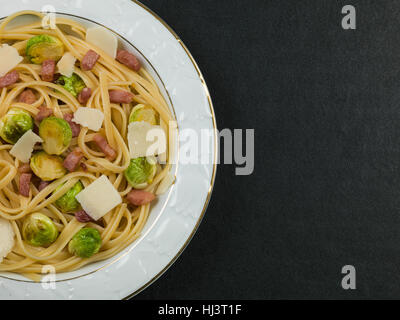 Style Italien et la Pancetta alimentaire pâtes linguine aux choux de Bruxelles Banque D'Images