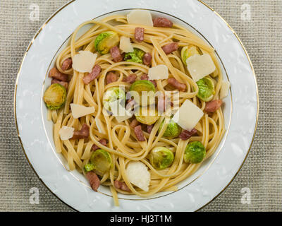 Style Italien et la pancetta alimentaire pâtes linguine aux choux de bruxelles Banque D'Images