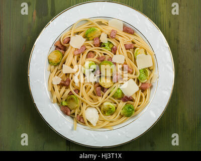 Style Italien et la Pancetta alimentaire pâtes linguine aux choux de Bruxelles Banque D'Images