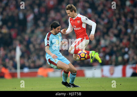 George Boyd de Burnley (à gauche) et Aaron Ramsey d'Arsenal (à droite) se battent pour le ballon lors du match de la Premier League au stade Emirates, à Londres. APPUYEZ SUR ASSOCIATION photo. Date de la photo: Dimanche 22 janvier 2016. Voir l'histoire de PA: FOOTBALL Arsenal. Le crédit photo devrait se lire comme suit : Mike Egerton/PA Wire. RESTRICTIONS : aucune utilisation avec des fichiers audio, vidéo, données, listes de présentoirs, logos de clubs/ligue ou services « en direct » non autorisés. Utilisation en ligne limitée à 75 images, pas d'émulation vidéo. Aucune utilisation dans les Paris, les jeux ou les publications de club/ligue/joueur unique. Banque D'Images