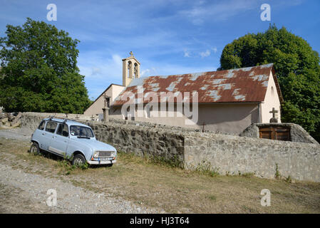 Ancienne voiture Renault 4L et Église dans Village de Montagne, hameau ou village alpin d'Argenton au dessus d'Annot Alpes de Haute Provence Banque D'Images