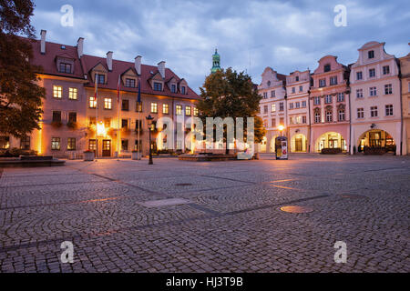 La Pologne, la Basse Silésie, Jelenia Gora, place de la vieille ville, au crépuscule, en centre-ville historique Banque D'Images