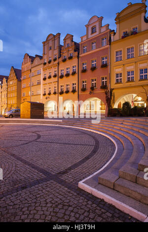 La Pologne, Jelenia Gora, tombée dans la vieille ville, maisons baroques à pignons avec arcade, centre-ville historique Banque D'Images