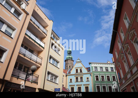 Nouveaux et anciens immeubles historiques, tenement de maisons dans la ville de Jelenia Gora, la Basse Silésie, Pologne, Europe Banque D'Images