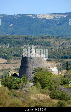 La Rotonde (c12e) Rotonde ou Donjon de C12th Château ou Château des Agoult Simiane-la-Rotonde ou Simiane la Rotonde en Provence Banque D'Images