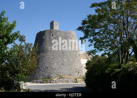 La Rotonde (c12e) Rotonde ou Donjon de C12th Château ou Château des Agoult Simiane-la-Rotonde ou Simiane la Rotonde en Provence Banque D'Images