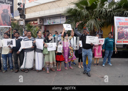 Kolkata, Inde. 22 janvier, 2017. La communauté tamoule de Kolkata protestation à lever l'interdiction sur Jallikattu en permanence, aussi protester contre PETA un organisme sans but lucratif dont le droit des animaux à l'organisation de la Cour suprême interdit pétition Jallikattu. Jallikattu est un Tamoul sport traditionnel dans lequel un taureau est libéré dans foule, plusieurs personnes tentent de saisir la grosse bosse du taureau et le coup là-dessus alors que le taureau tente de s'échapper. Credit : Saikat Paul/Pacific Press/Alamy Live News Banque D'Images