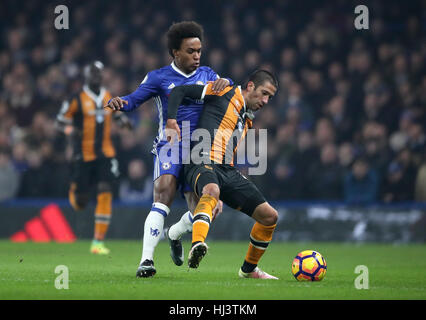 Hull City's Goebel Evandro (à droite) et la bataille de Willian Chelsea la balle au cours de la Premier League match à Stamford Bridge, Londres. Banque D'Images