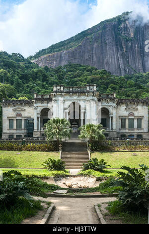 Rio de Janeiro, Brésil - le 3 janvier 2017 : l'architecture italienne style dans le Parque Lage. Il est maintenant une école d'Arts Visuels de Rio de Janeiro Banque D'Images