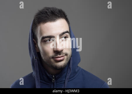 Young man wearing hoodie looking away Banque D'Images