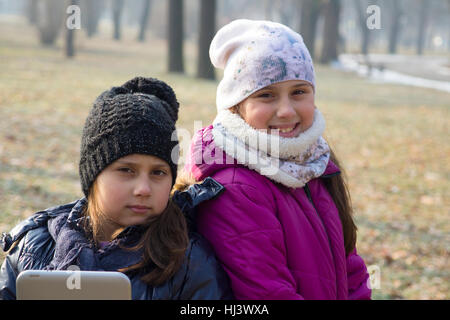 Deux petites filles, avec des plafonds et des foulards jouer Banque D'Images