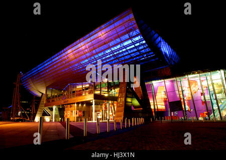 Créativité le Lowry est un théâtre et une galerie complexe situé sur la jetée 8 à Salford Quays, à Salford, Greater Manchester, Angleterre. Banque D'Images