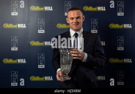 Wayne Rooney de Manchester United pose avec ses prix de football Writers Association lors d'un dîner de gala FWA au Savoy, Londres. Banque D'Images